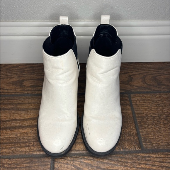 White Boots - Picture 1 of 3